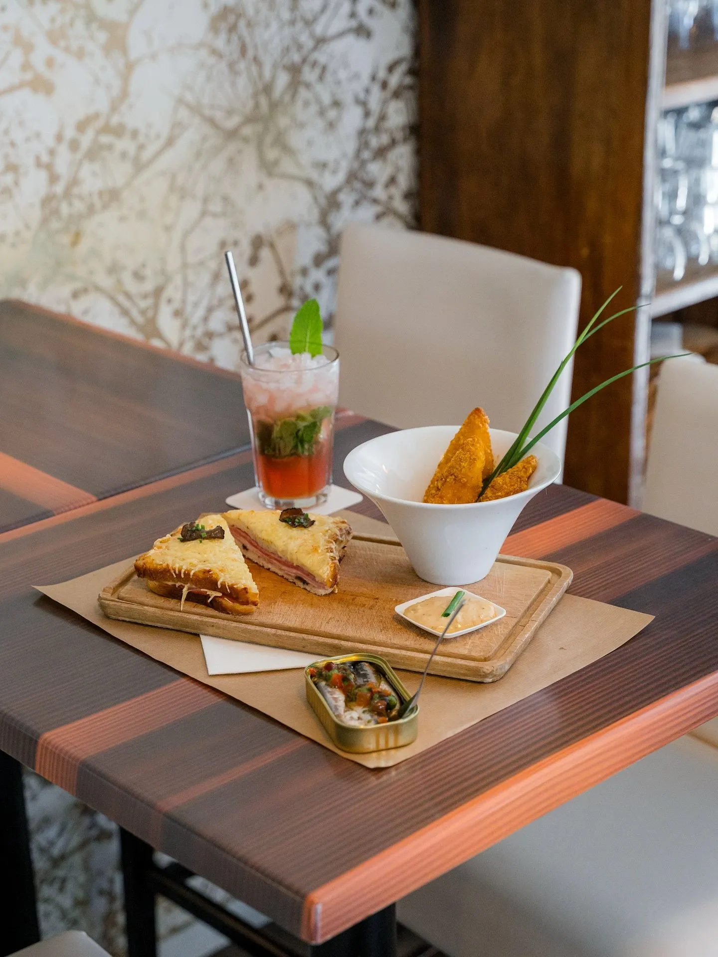 Planche de l'apéritif et cocktail en terrasse