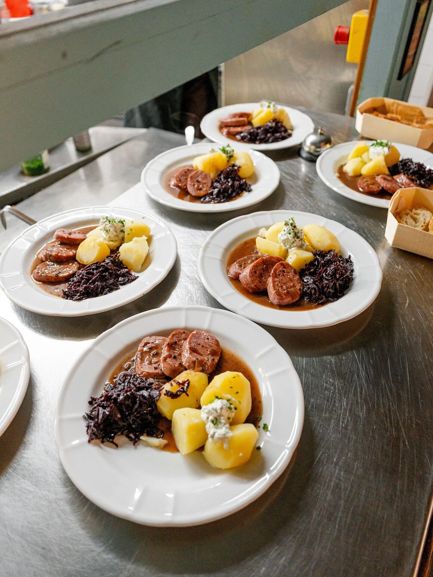 Assiettes du jour dressées au passe, prêtes à partir en salle