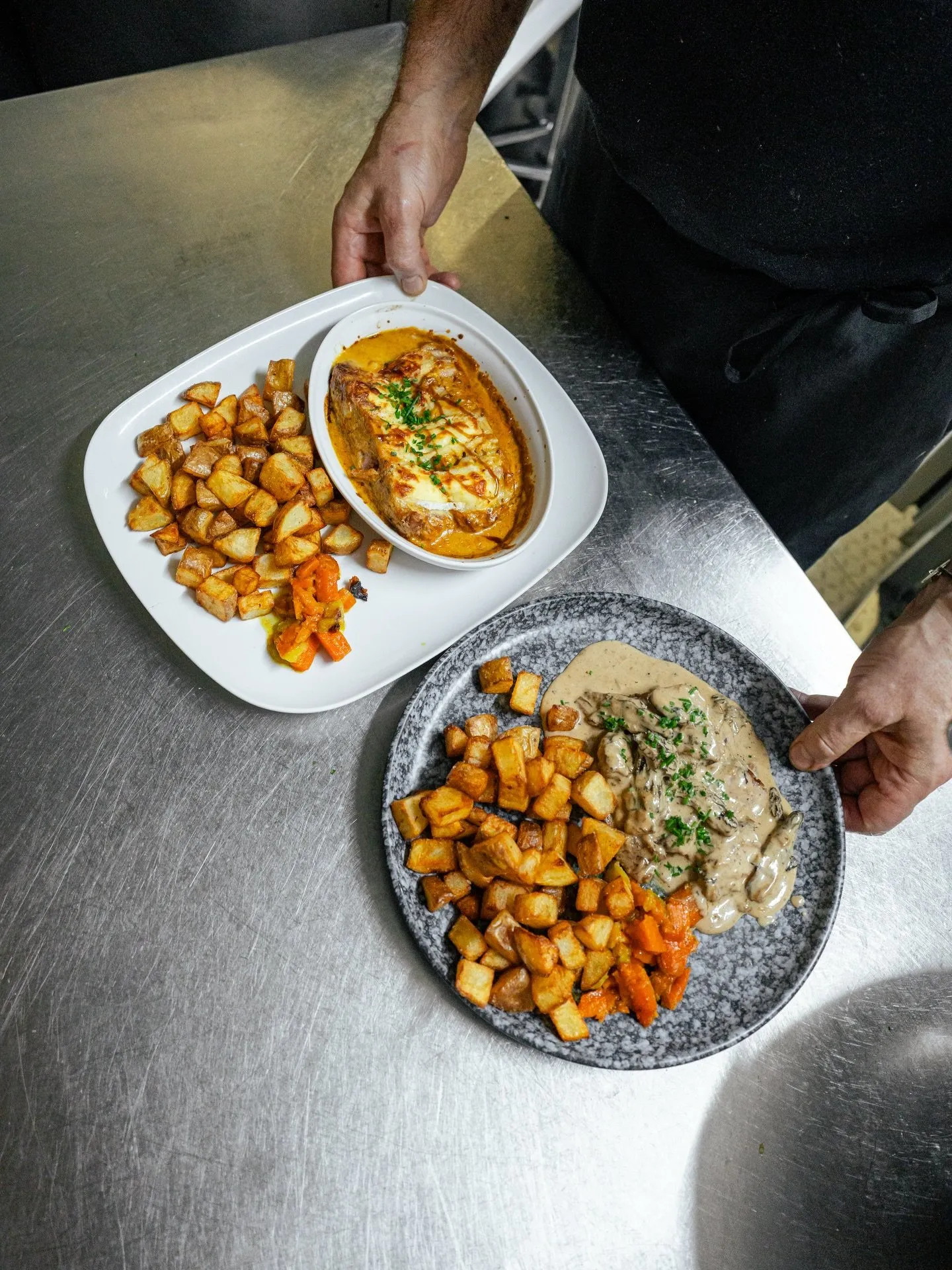 Le chef envoie deux assiettes au passe