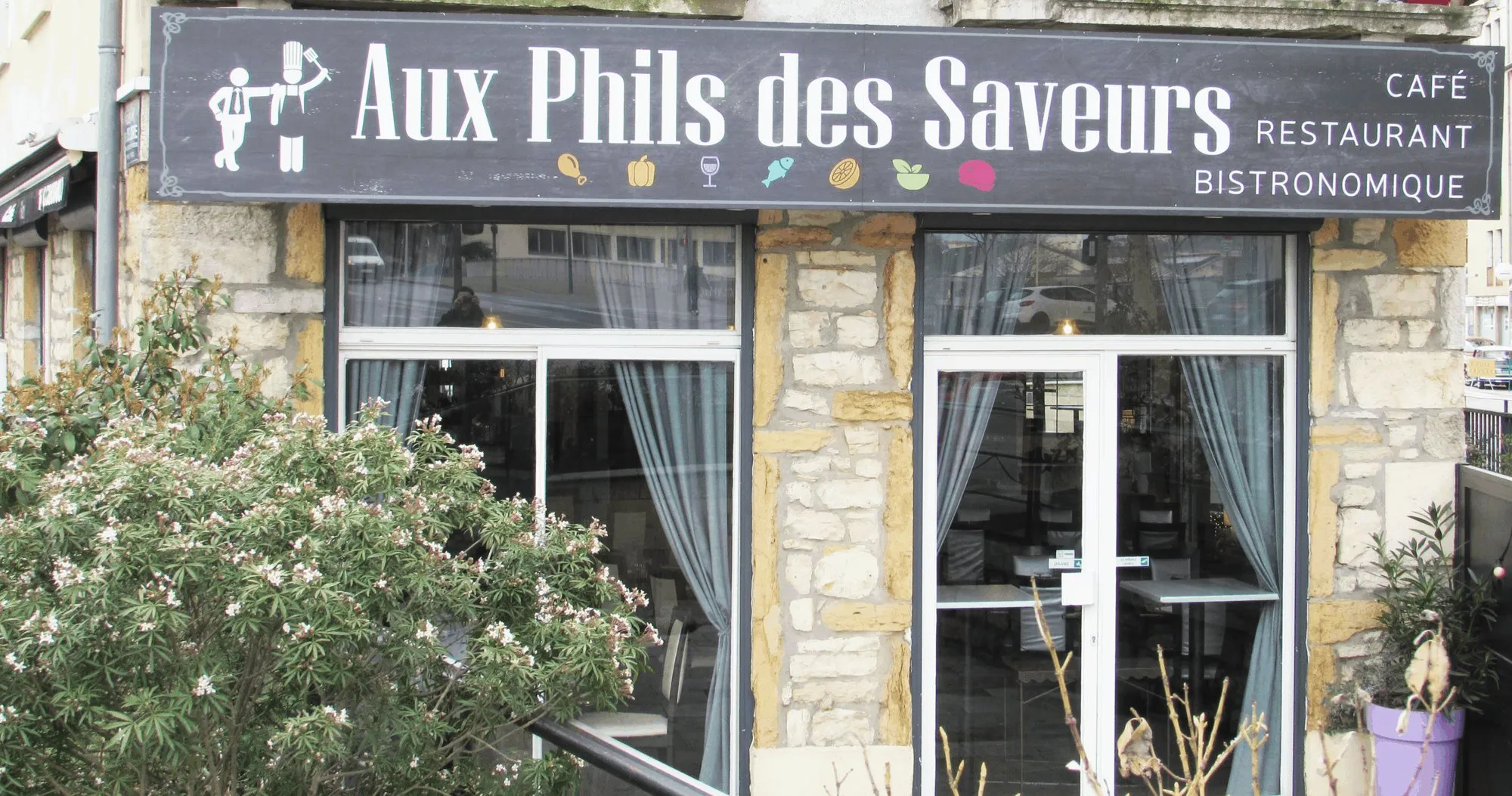 La façade d'Aux Phils des Saveurs, route de Vienne