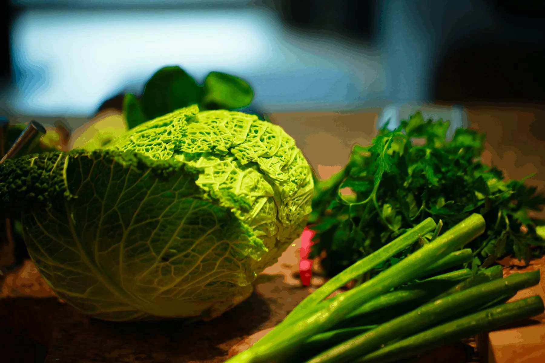 Légumes frais du marché : chou, poireaux et herbes