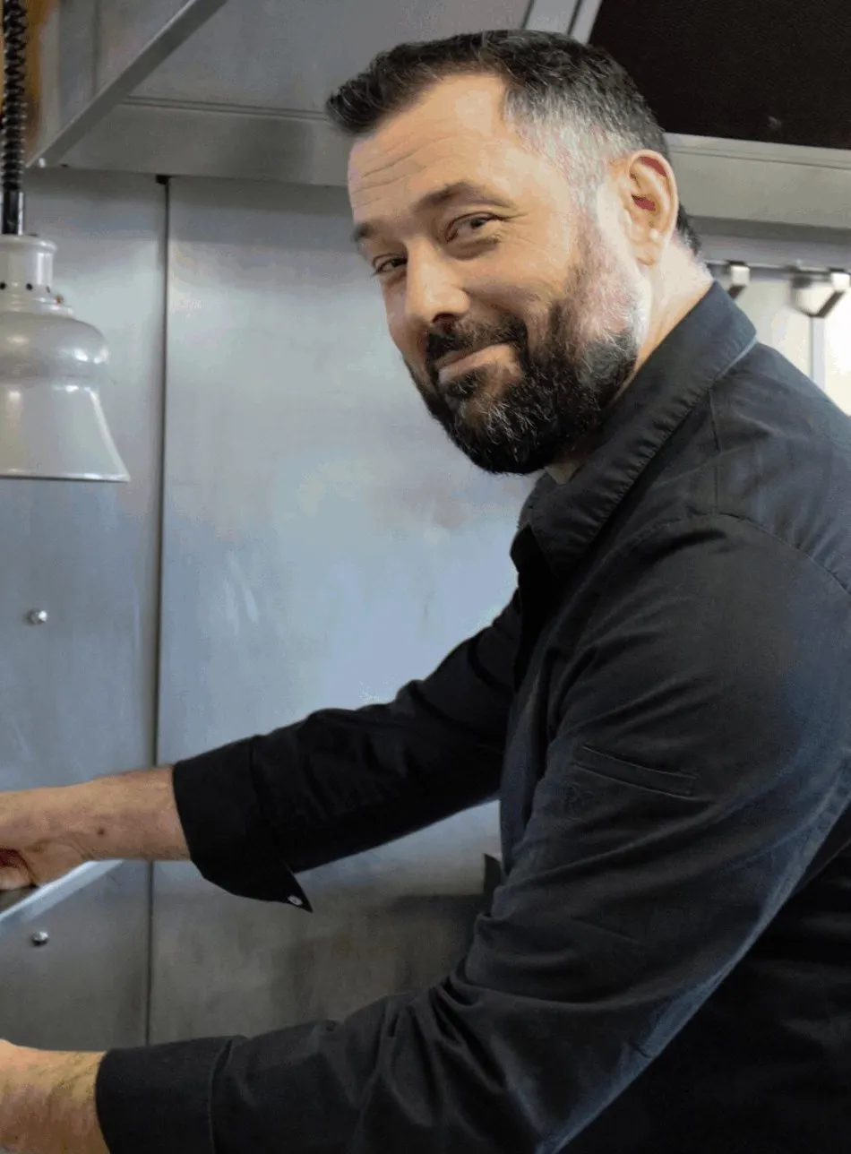 Philippe Rousseau, chef d'Aux Phils des Saveurs, au passe de sa cuisine