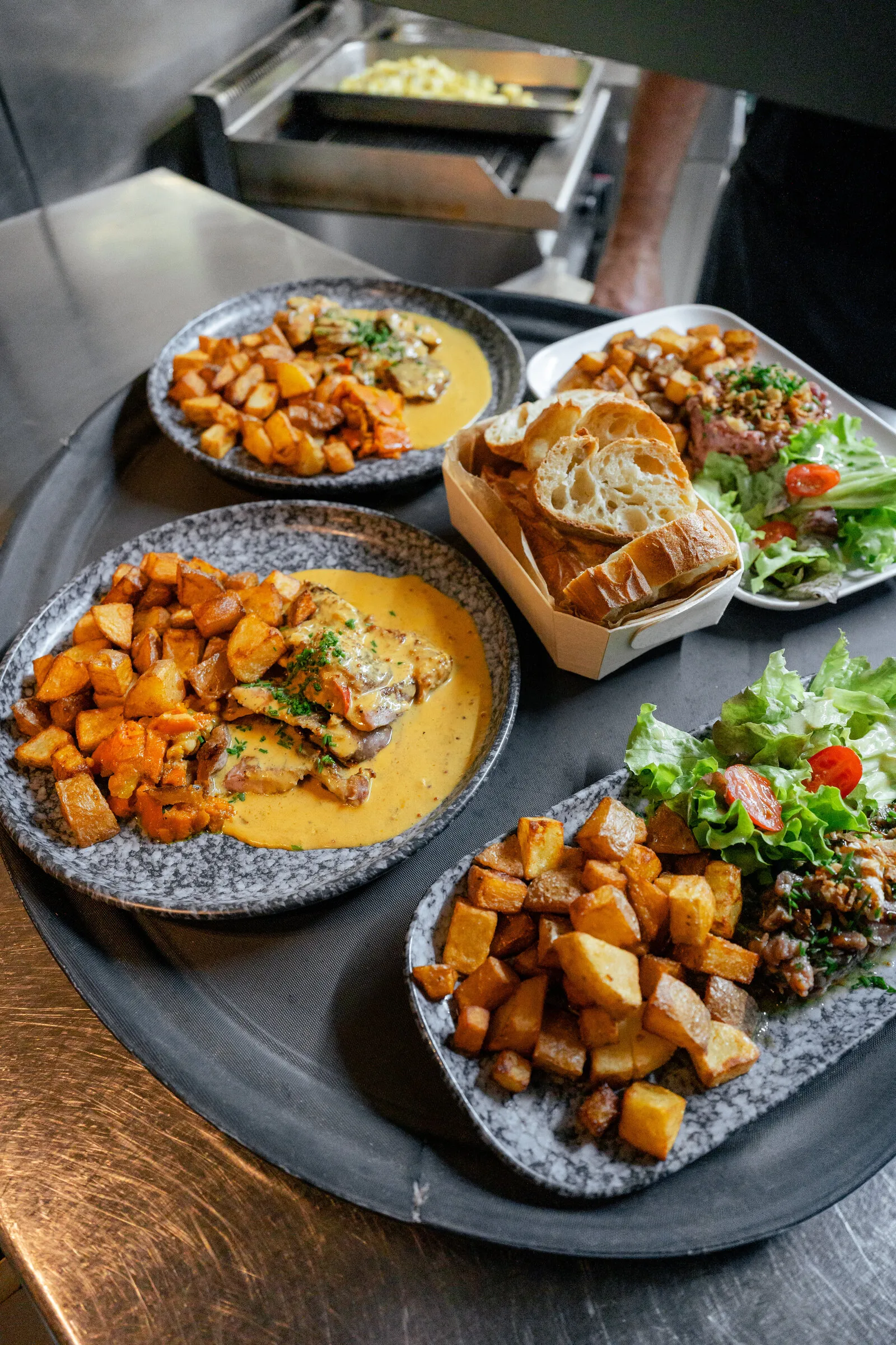 Assiettes du déjeuner prêtes à partir au passe
