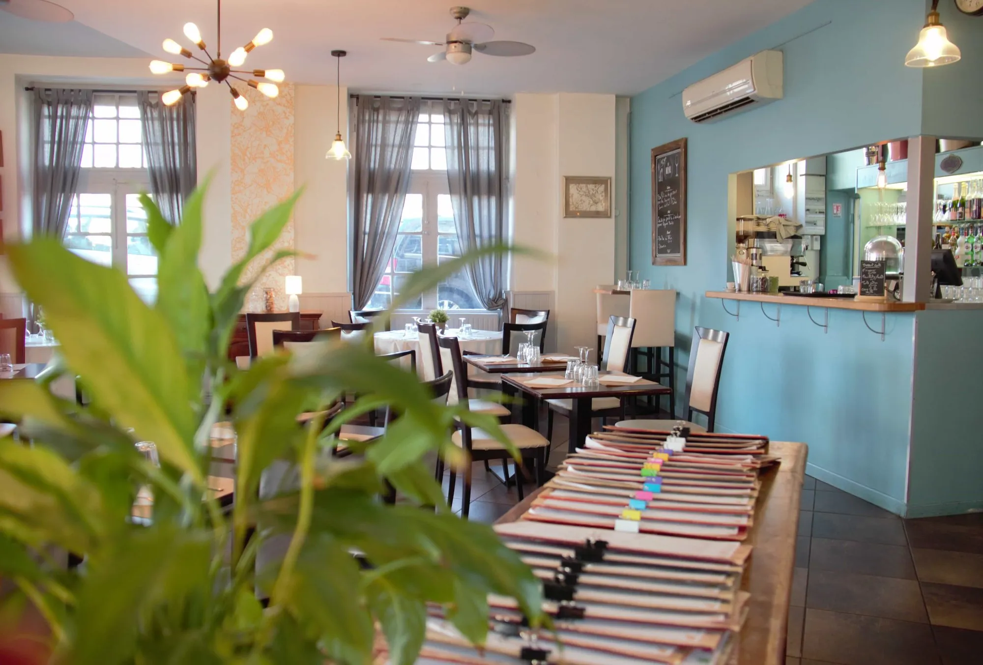 Plantes et lustre dans la salle du restaurant