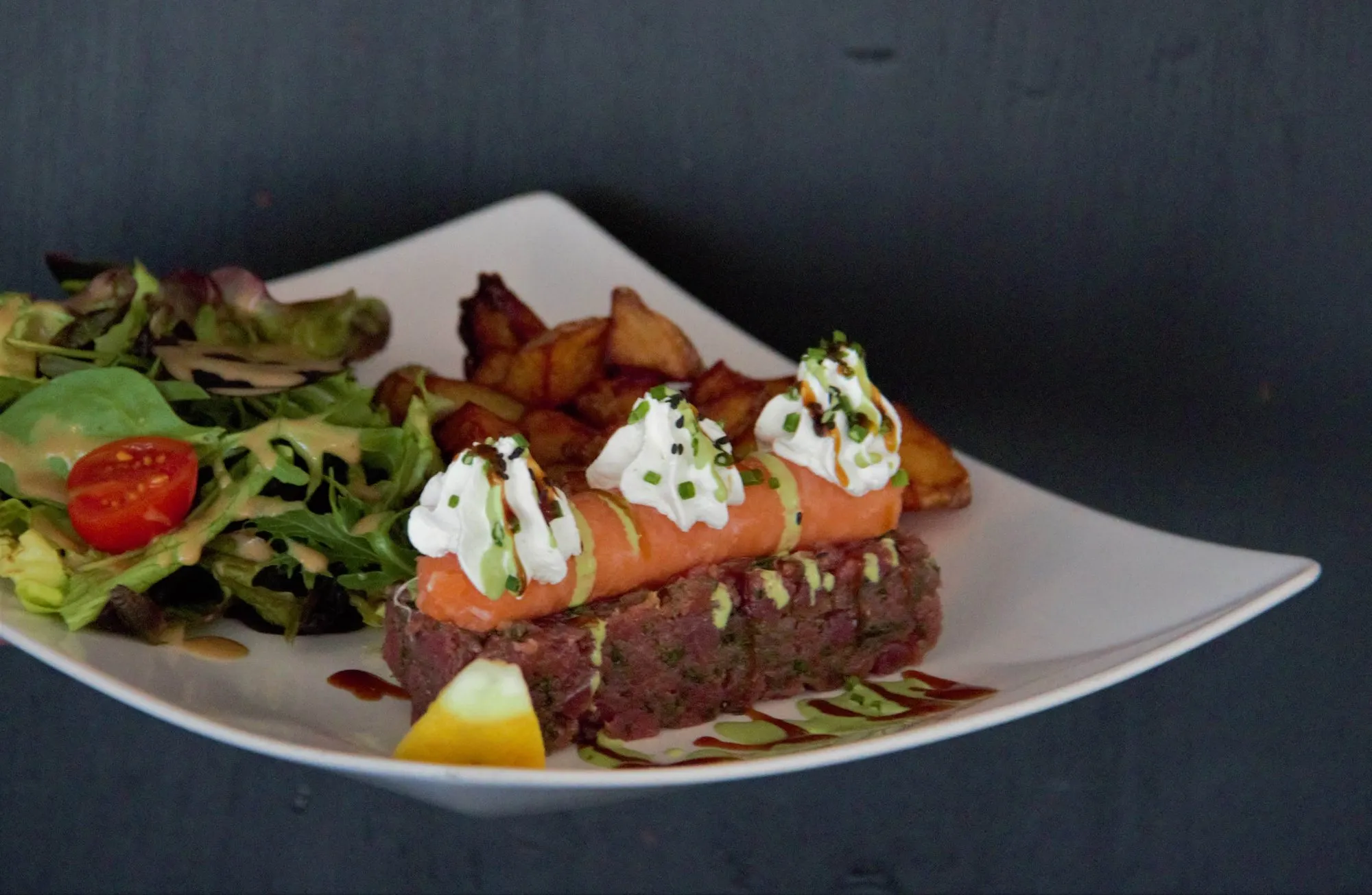 Tartare de saumon, salade et pommes sautées