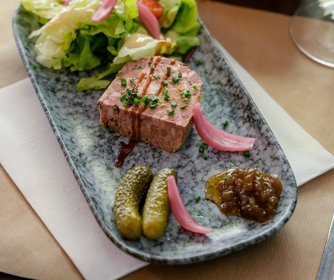 Terrine campagnarde, confiture d'oignons et salade verte